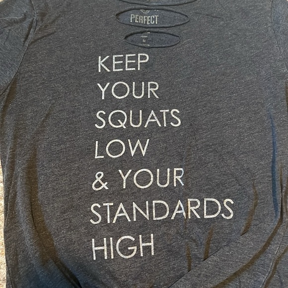 5/$20 ❤️𝙑𝙙𝙖𝙮 𝙘𝙡𝙤𝙨𝙚𝙩 𝙨𝙖𝙡𝙚 Workout tee - Picture 2 of 2